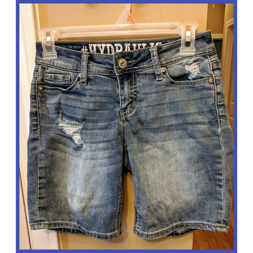 HYDRAULIC DISTRESSED LOLA CURVY SHORTS SIZE 1/2